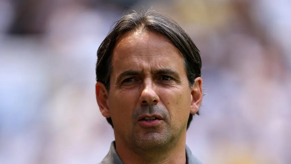 Simone Inzaghi, técnico do Al Hilal, entra em campo durante a partida do grupo H da Copa do Mundo de Clubes da FIFA 2025 entre Real Madrid e Al Hilal, no Hard Rock Stadium, em 18 de junho de 2025, em Miami Gardens, Flórida. (Foto: Dan Mullan/Getty Images)
