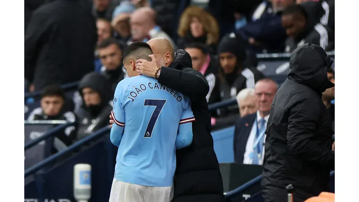 Guardiola e João Cancelo quando atuavam juntos no City