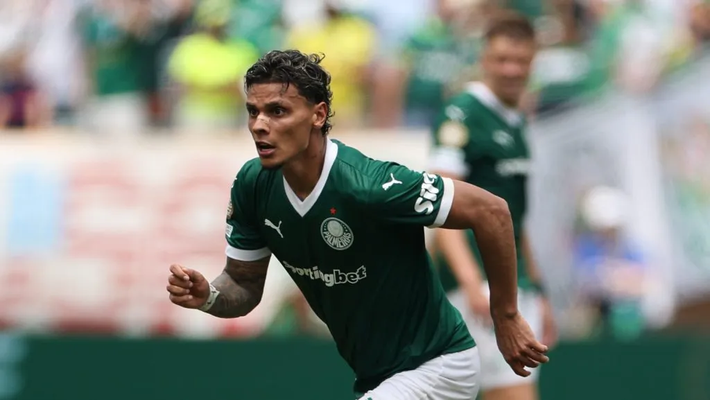 Richard Ríos, camisa 8 do Palmeiras, controla a bola durante a partida das oitavas de final da Copa do Mundo de Clubes da FIFA 2025 entre SE Palmeiras e Botafogo FR, no Lincoln Financial Field, em 28 de junho de 2025, na Filadélfia, Pensilvânia. (Foto de Francois NelGetty Images)