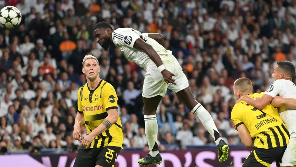 Antonio Rüdiger, do Real Madrid, marca o primeiro gol de sua equipe durante a partida da Fase de Liga (MD3) da UEFA Champions League 202425 entre Real Madrid C.F. e Borussia Dortmund, no Estádio Santiago Bernabéu, em 22 de outubro de 2024, em Madri, Espanha. (Foto de Denis DoyleGetty Images)