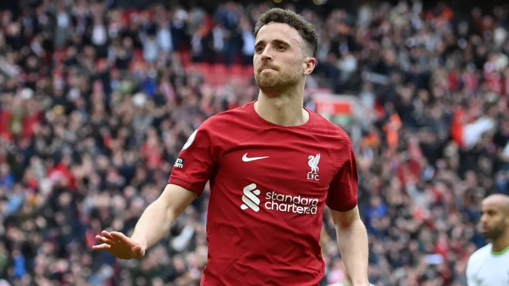 Diogo Jota comemora gol com a camisa do Liverpool (Photo by Michael Regan/Getty Images)