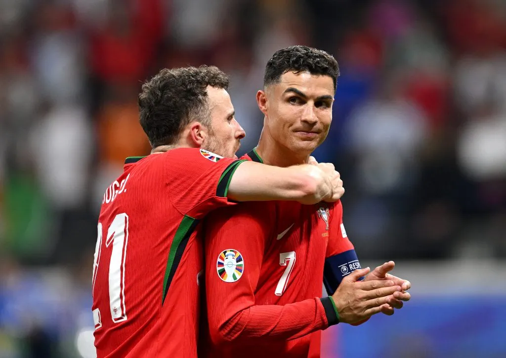 Diogo Jota ao lado de Cristiano Ronaldo (Photo by Stu Forster/Getty Images)