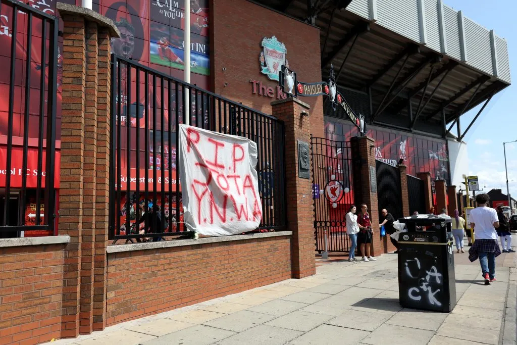 Torcida coloca bandeira no estádio de Anfield em homenagem a Diogo Jota, nesta quinta-feira (3) – “Descanse em paz, você nunca andará sozinho” (Photo by Jess Hornby/Getty Images)