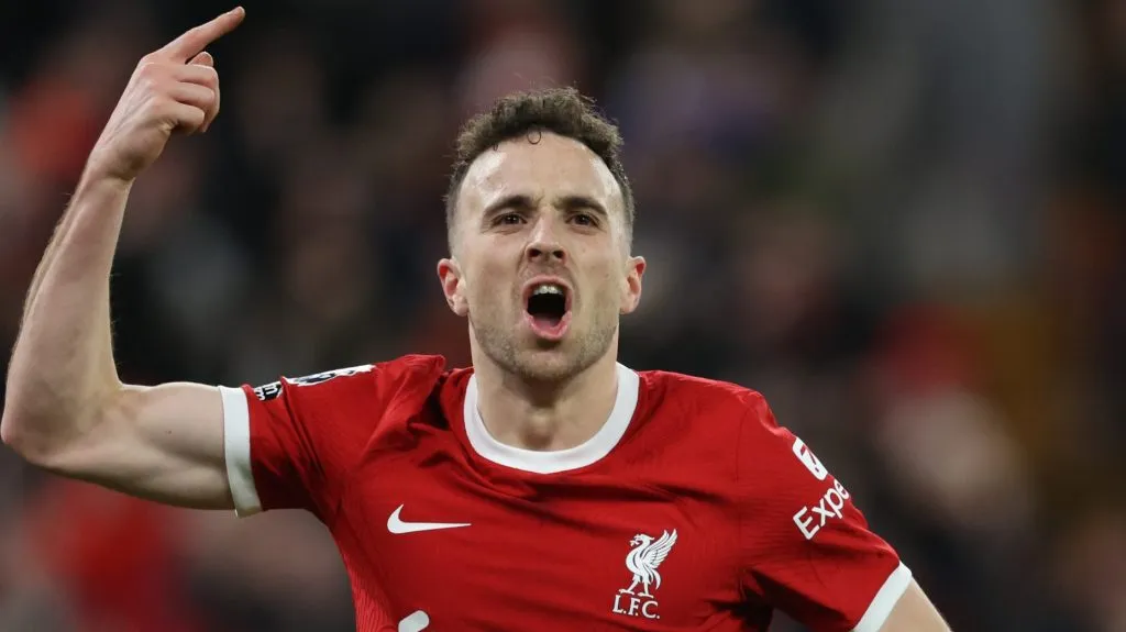 Diogo Jota, com a camisa vermelha do Liverpool
