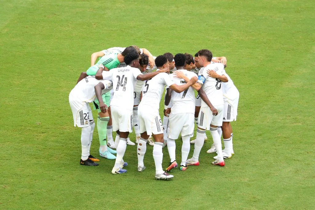 Joagdores do Real Madrid em campo com a camisa branca