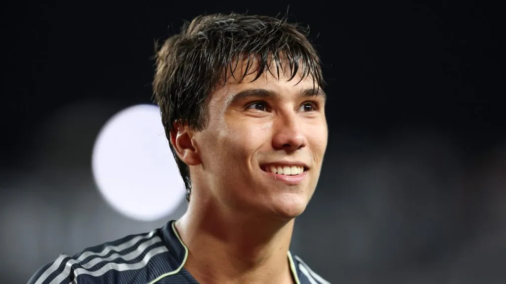 Gonzalo García, com a camisa preta do Real Madrid