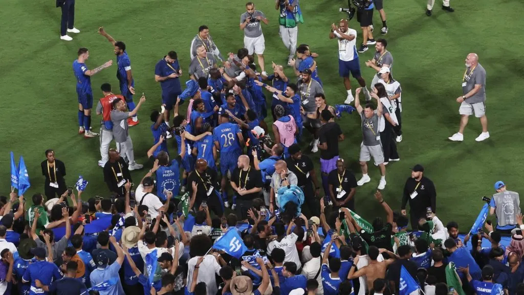Jogadores do Al Hilal comemoram após a vitória da equipe durante a partida das oitavas de final da Copa do Mundo de Clubes da FIFA 2025 entre Manchester City e Al Hilal, no Camping World Stadium, em 30 de junho de 2025, em Orlando, Flórida. (Foto de Megan Briggs/Getty Images)