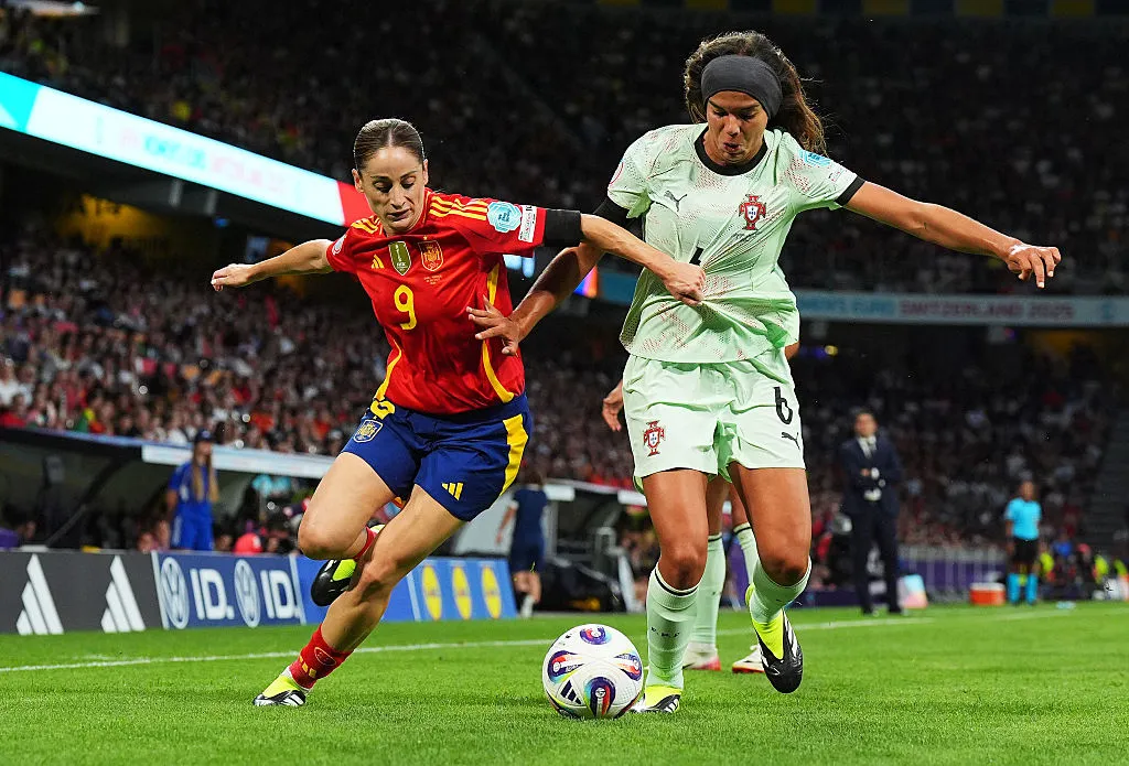 Andreia Jacinto de Portugal e Esther Gonzalez da Espanha, durante a partida na Eurocopa Feminina 2025 (Photo by Daniela Porcelli/Getty Images)