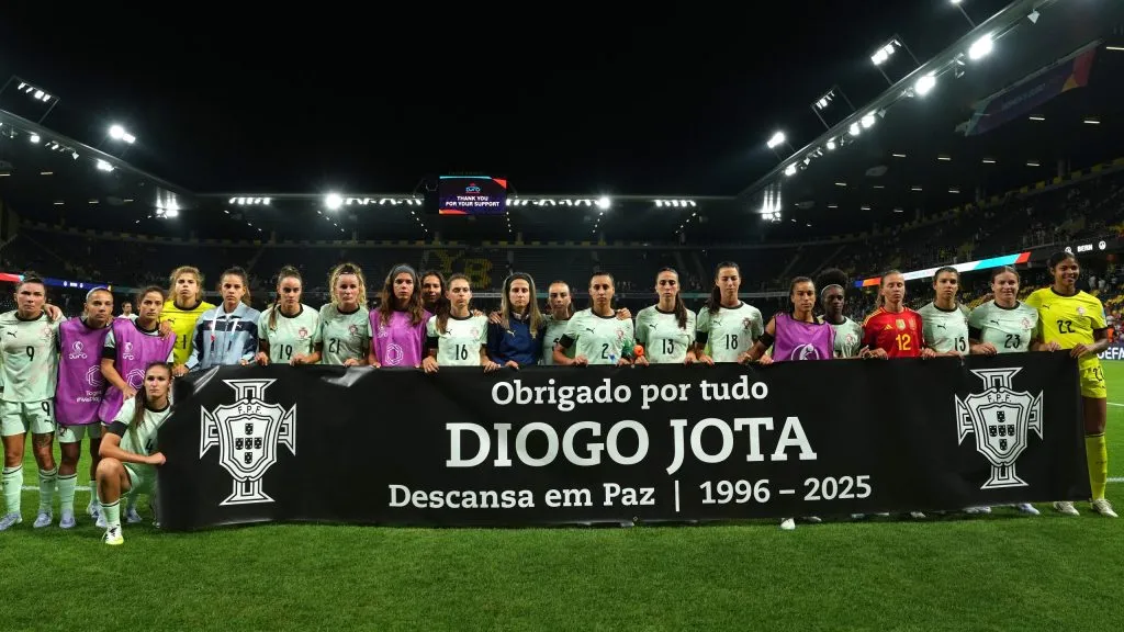 Homenagem da Seleção Portuguesa de futebol feminino para Diogo Jota. Foto: Alexander Hassenstein/Getty Images