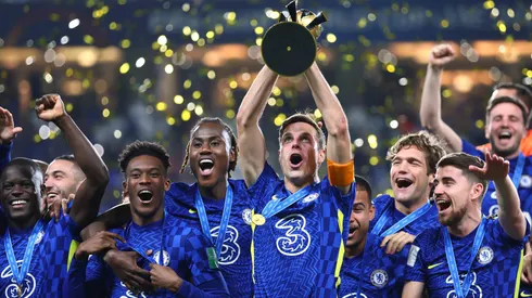 Jogadores do Chelsea comemorando o título do Mundial de Clubes de 2021, disputado em 2022, contra o Palmeiras. Chalobah é o único que ainda está no clube desde a competição (Photo by Francois Nel/Getty Images)