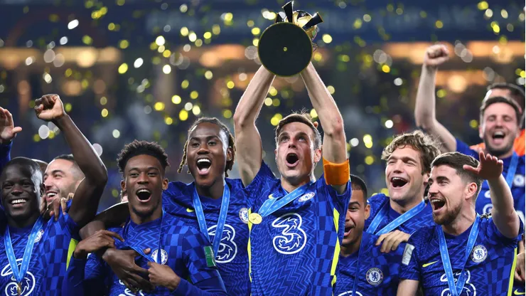 Jogadores do Chelsea comemorando o título do Mundial de Clubes de 2021, disputado em 2022, contra o Palmeiras. Chalobah é o único que ainda está no clube desde a competição (Photo by Francois Nel/Getty Images)