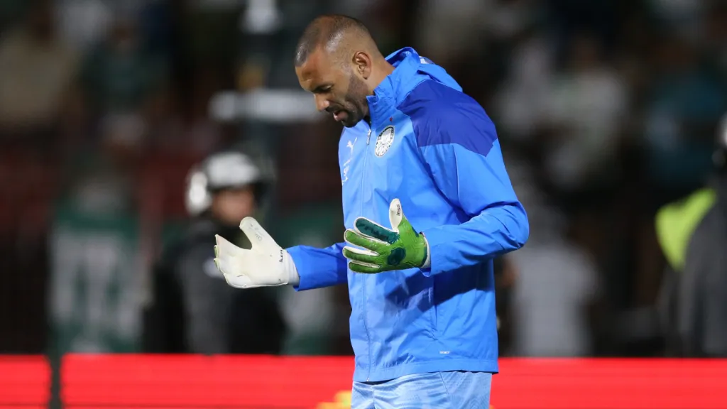 Weverton goleiro do Palmeiras no aquecimento para partida (foto: Marlon Costa/AGIF)