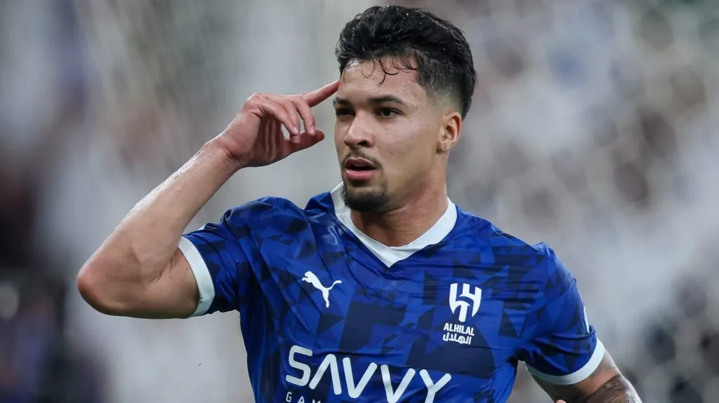 Marcos Leonardo com a camisa azul