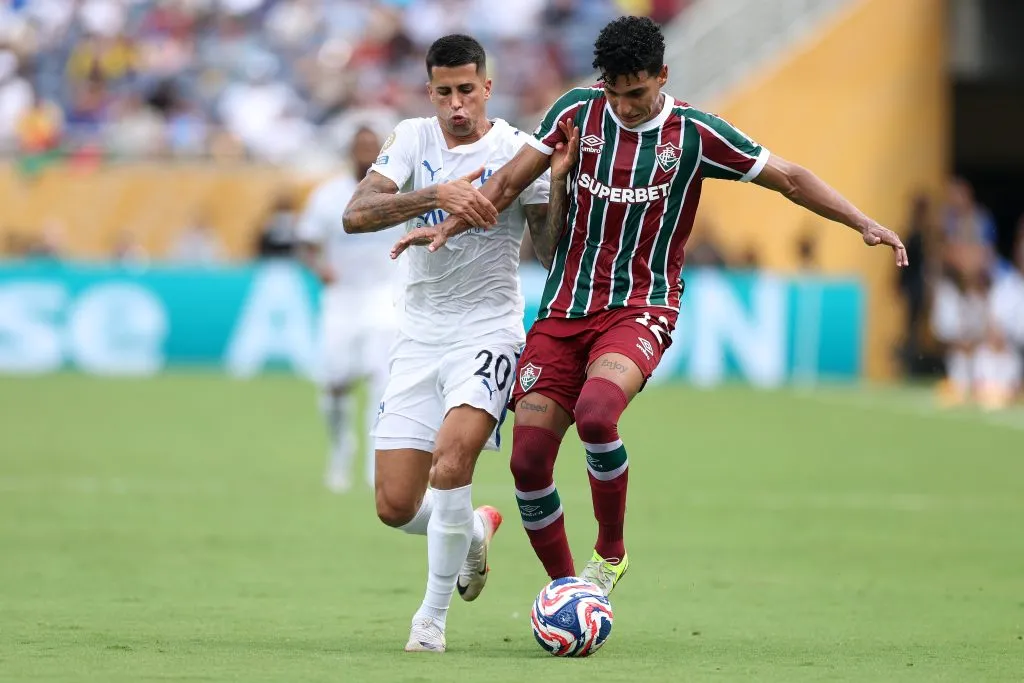 João Cancelo disputando bola no jogo contra o Fluminense. Foto: Buda Mendes/Getty Images