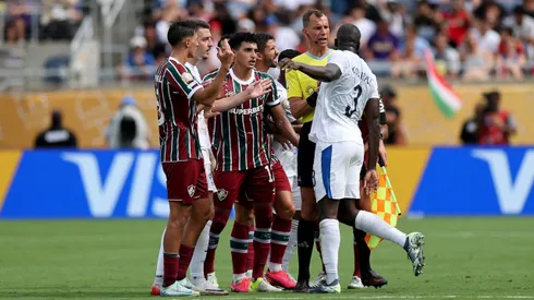 Jogadores reclamando com o árbitro. Foto: Buda Mendes