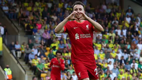 Em um gesto que exemplifica seu lema "You'll Never Walk Alone", o Liverpool decidiu manter ativo o contrato de Diogo Jota pelos próximos dois anos e anunciou a criação de um fundo especial para apoiar a educação dos filhos do jogador. (Photo by Marc Atkins/Getty Images)