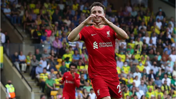 Em um gesto que exemplifica seu lema "You'll Never Walk Alone", o Liverpool decidiu manter ativo o contrato de Diogo Jota pelos próximos dois anos e anunciou a criação de um fundo especial para apoiar a educação dos filhos do jogador. (Photo by Marc Atkins/Getty Images)