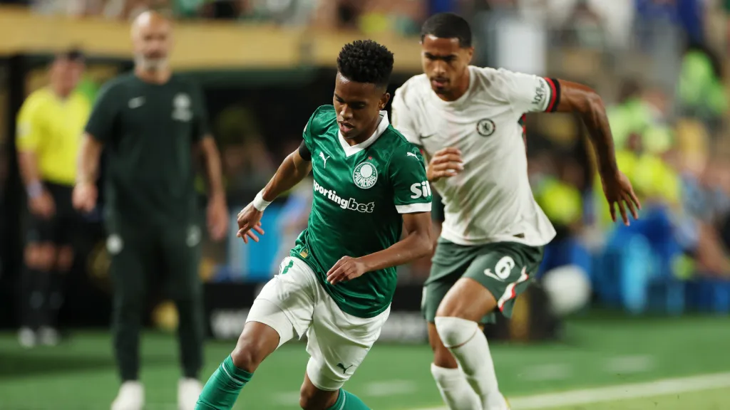 Estêvão em partida do Palmeiras contra o Chelsea &nbsp;(Photo by Luke Hales/Getty Images)