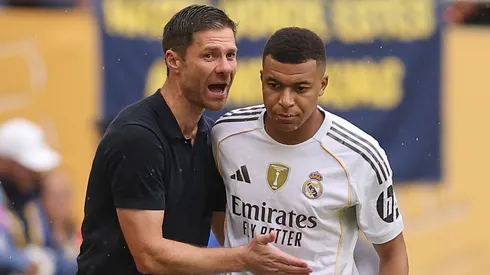 Kylian Mbappé e Xabi Alonso em partida do Real Madrid