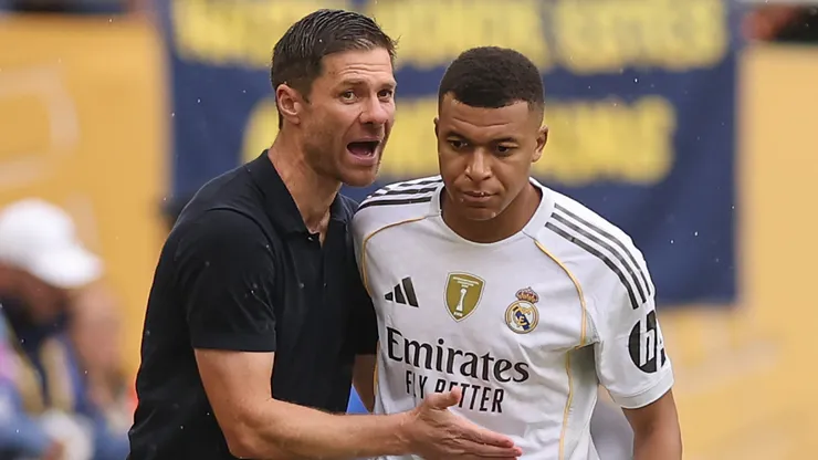 Kylian Mbappé e Xabi Alonso em partida do Real Madrid