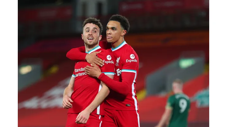 Arnold e Diogo Jota quando atuavam juntos no Liverpool