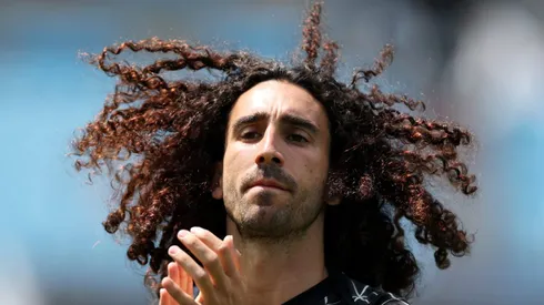 Marc Cucurella, camisa 3 do Chelsea FC, acena para o público durante o aquecimento antes da partida das oitavas de final da Copa do Mundo de Clubes da FIFA 2025 entre SL Benfica e Chelsea FC, no Bank of America Stadium, em 28 de junho de 2025, em Charlotte, Carolina do Norte. (Foto Buda MendesGetty Images)