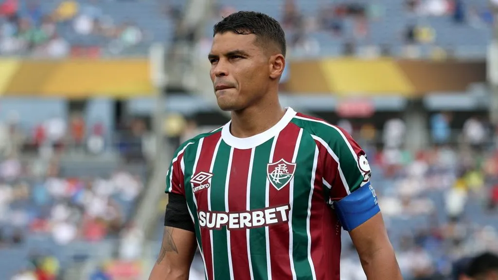 Thiago Silva entrando em campo concentrado com a camisa tradicional do Fluminense (Foto Buda MendesGetty Images)