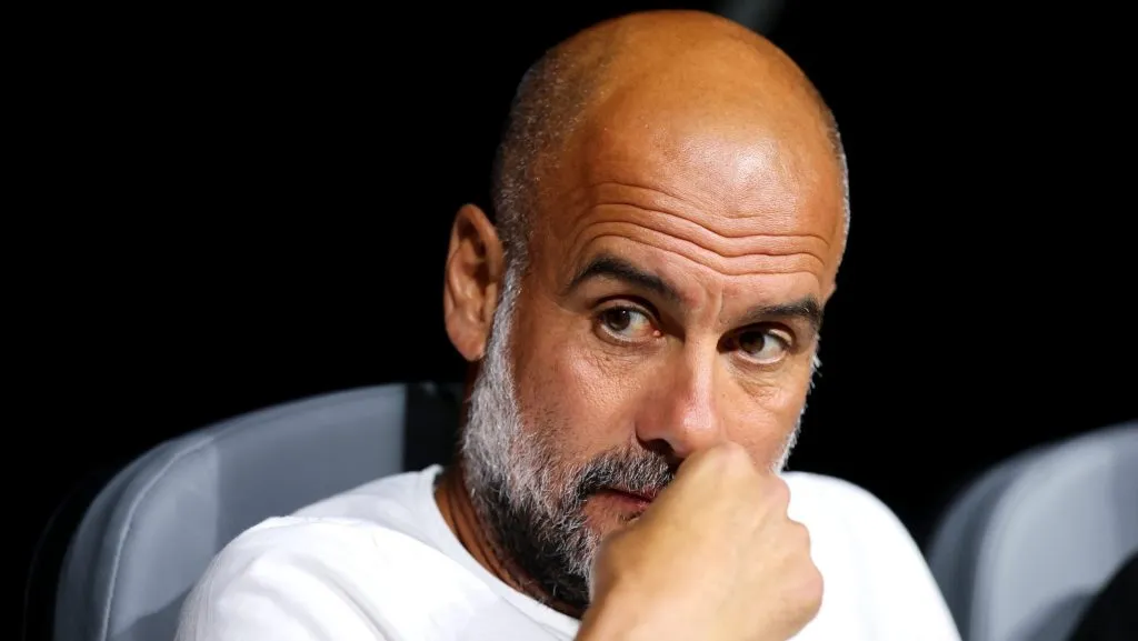 Guardiola, com a camisa branca