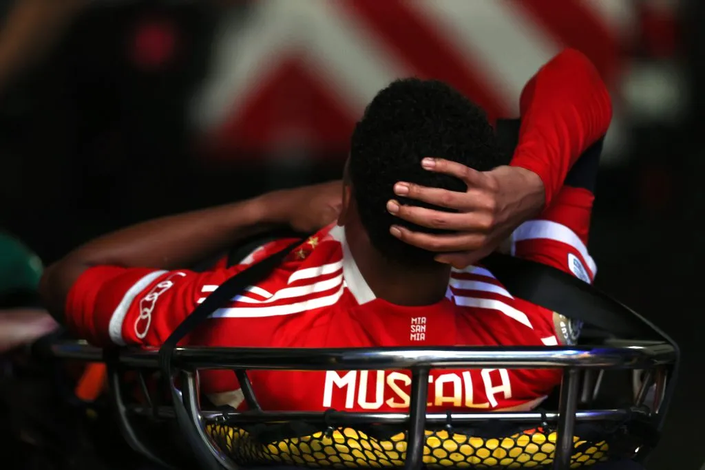 Bayern, Jamal Musiala com a camisa vermelha 