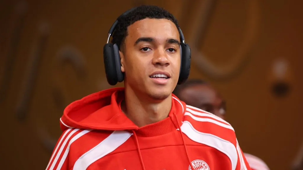 Musiala, com a jaqueta vermelha e branca