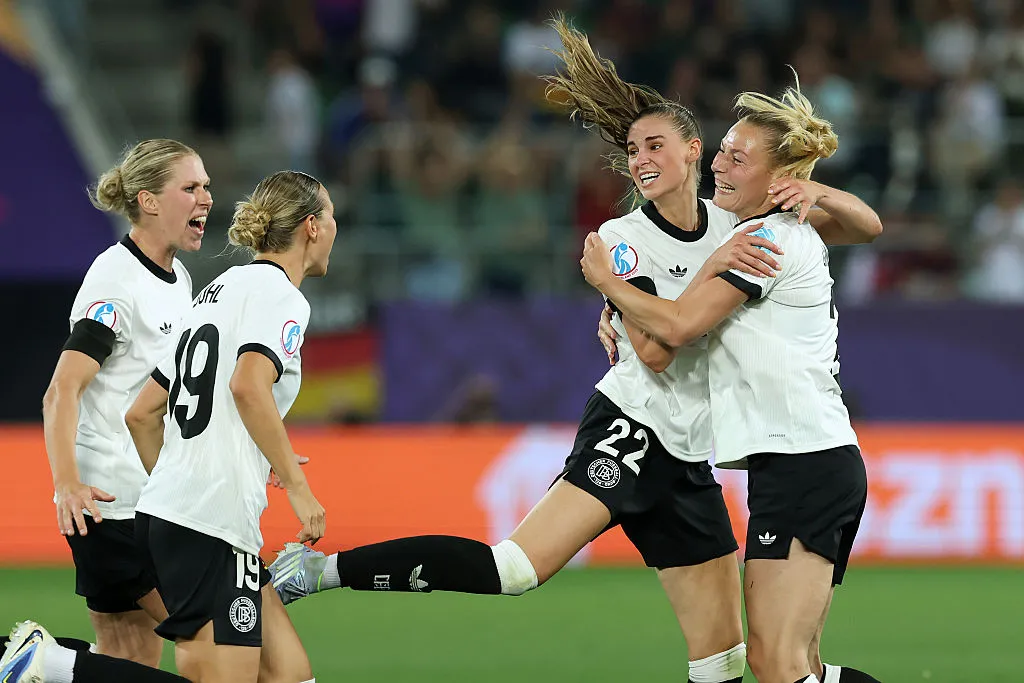 Jogadoras da Alemanha comemora o primeiro gol contra a Polônia. (Photo by Alexander Hassenstein/Getty Images)