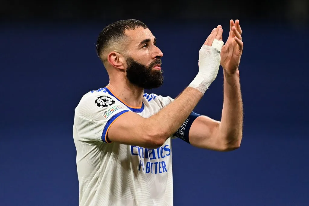 Benzema, com a camisa branca do Real Madrid 