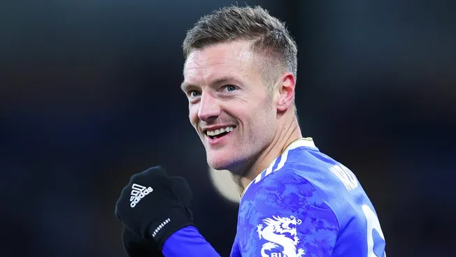 Jamie Vardy, com a camisa azul