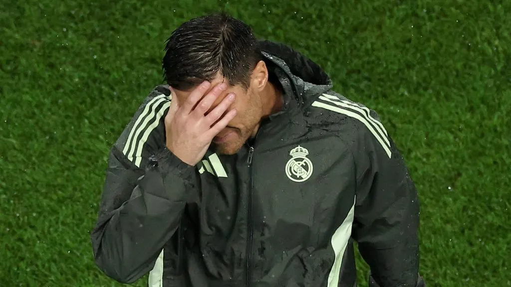 Xabi ALonso, em campo, com a jaqueta cinza