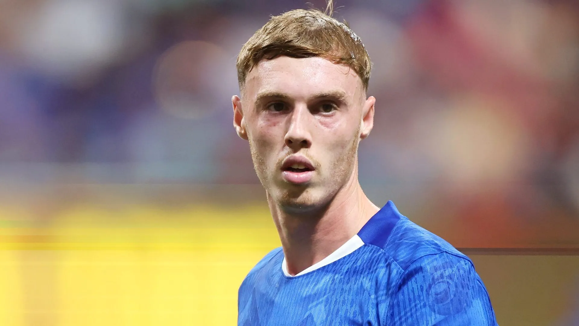 Cole Palmer, em campo, de camisa azul do Chelsea