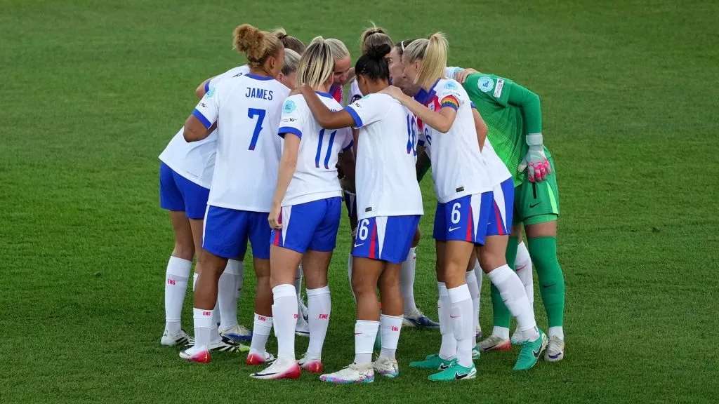 Jogadoras da Inglaterra antes de partida da Eurocopa Feminina (Photo by Daniela Porcelli/Getty Images)
