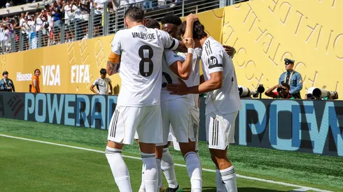 Fran García, camisa 20 do Real Madrid, comemora o segundo gol da equipe com os companheiros durante a partida das quartas de final da Copa do Mundo de Clubes da FIFA 2025 entre Real Madrid CF e Borussia Dortmund, no MetLife Stadium, em 5 de julho de 2025, em East Rutherford, Nova Jersey. (Foto de Luke Hales/Getty Images)