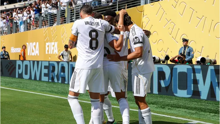 Fran García, camisa 20 do Real Madrid, comemora o segundo gol da equipe com os companheiros durante a partida das quartas de final da Copa do Mundo de Clubes da FIFA 2025 entre Real Madrid CF e Borussia Dortmund, no MetLife Stadium, em 5 de julho de 2025, em East Rutherford, Nova Jersey. (Foto de Luke Hales/Getty Images)