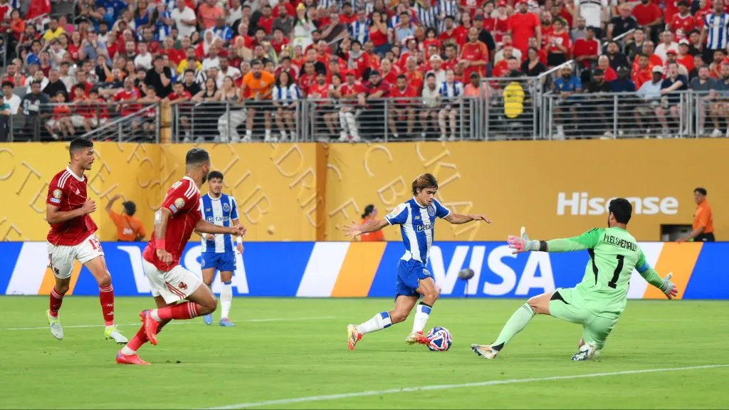 Ricardo Mora marcando gol contra o Al Ahly. Foto: David Ramos/Getty Images