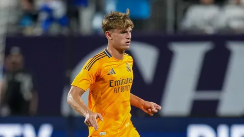 Rafael Obrador, camisa 27 do Real Madrid, conduz a bola contra o Chelsea durante um amistoso de pré-temporada no Bank of America Stadium, em 6 de agosto de 2024, em Charlotte, Carolina do Norte. (Foto Grant HalversonGetty Images)