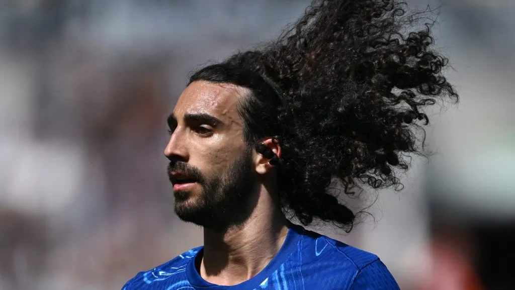 Cucurella, com a camisa azul, em campo