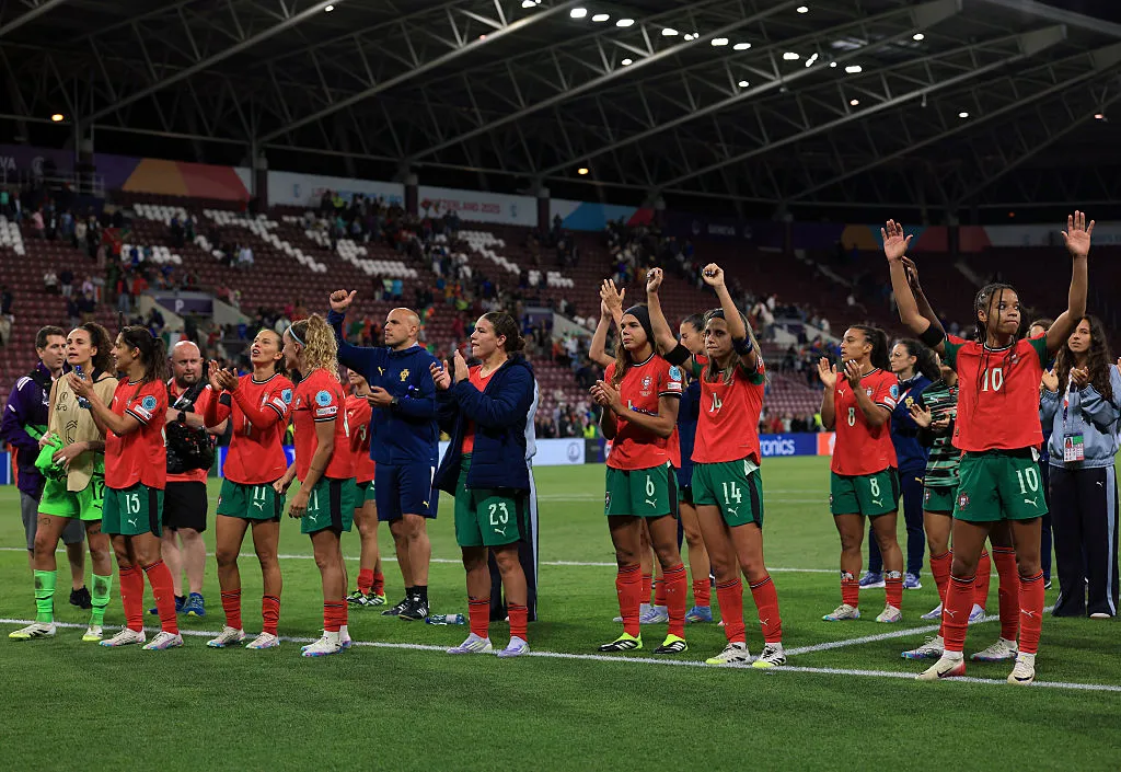 Jogadoras de Portugal cumprimentam a torcida (Photo by Eddie Keogh/Getty Images)