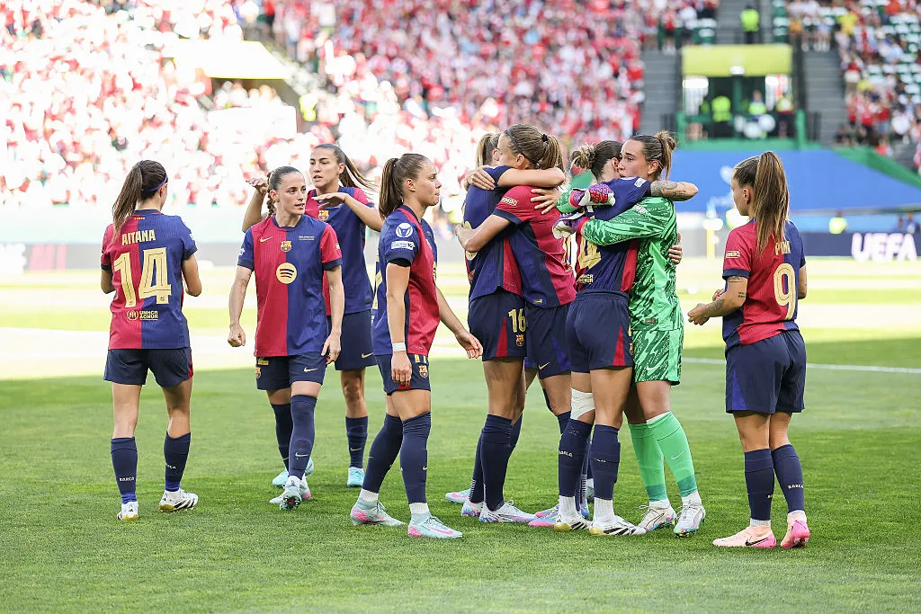 Jogadoras do barcelona se cumprimentam após a final da Women's Champions League (Photo by Maja Hitij/Getty Images)