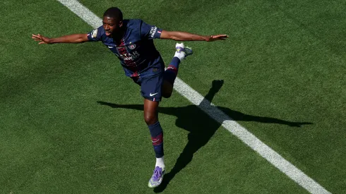 Dembélé pode jogar como ponta e falso 9. (Photo by Luke Hales/Getty Images)