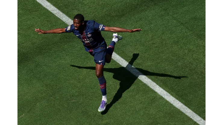 Dembélé pode jogar como ponta e falso 9. (Photo by Luke Hales/Getty Images)