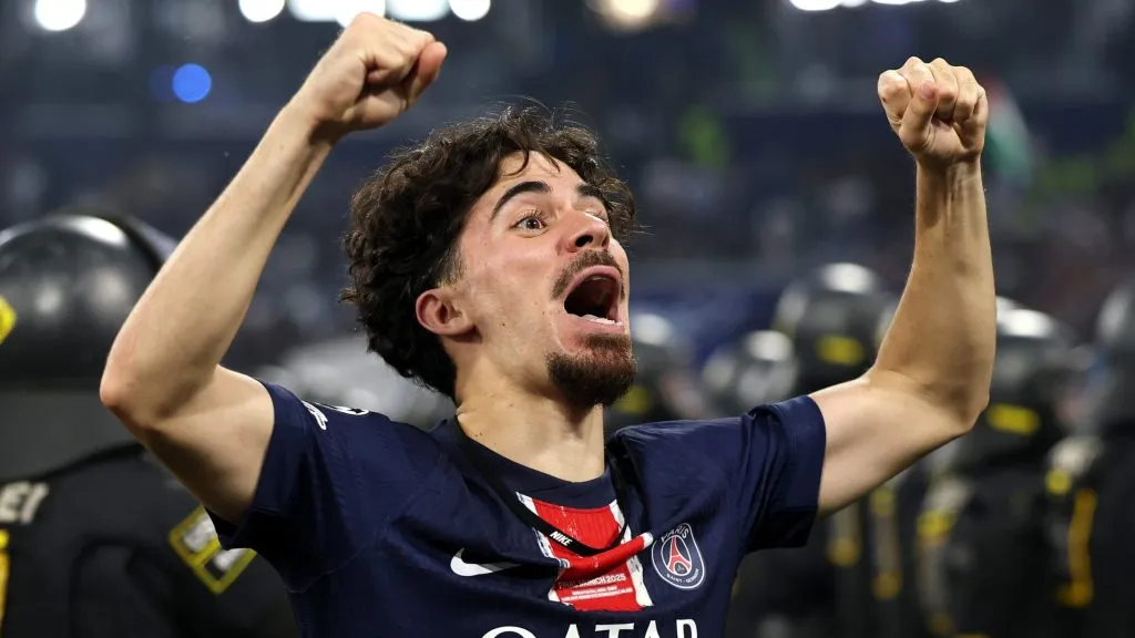 Vitinha, com a camisa azul e vermelha