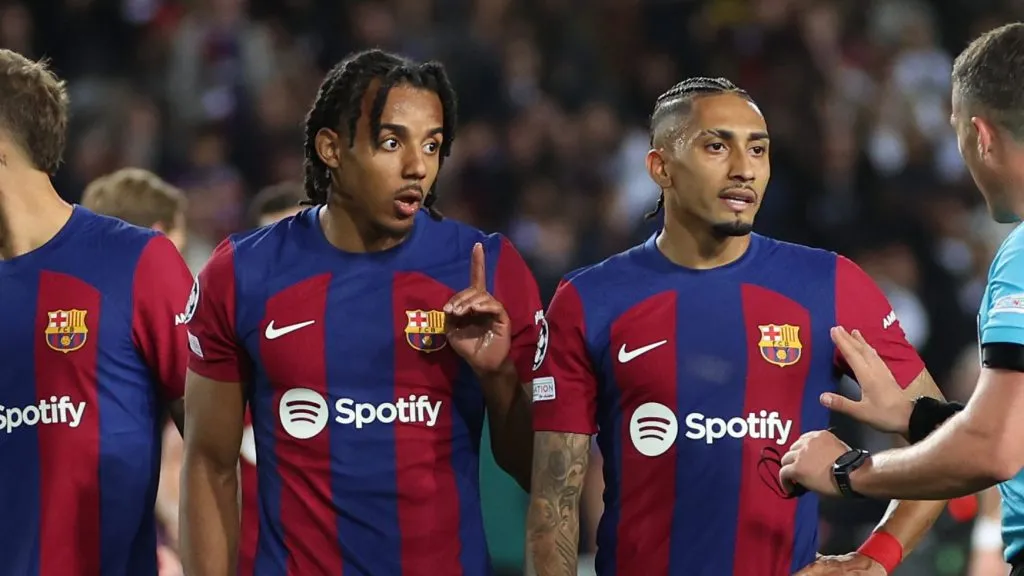 Jules Koundé e Raphinha, pelo Barcelona. O Manchester City já se interessou pelo brasileiro e agora por Koundé (Photo by Clive Brunskill/Getty Images)