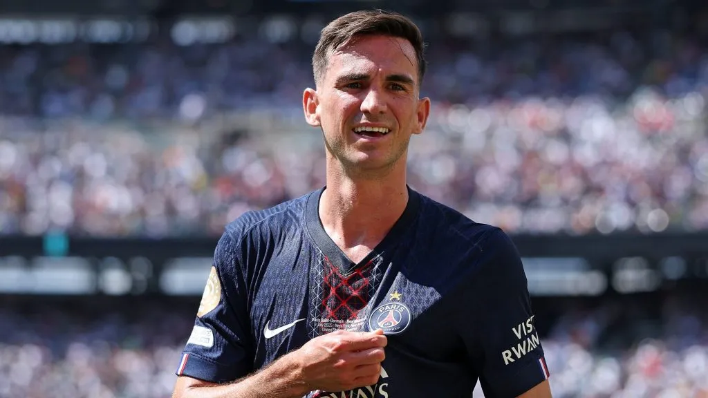 Fabián Ruíz, em campo, com a camisa azul e vermelha, em campo