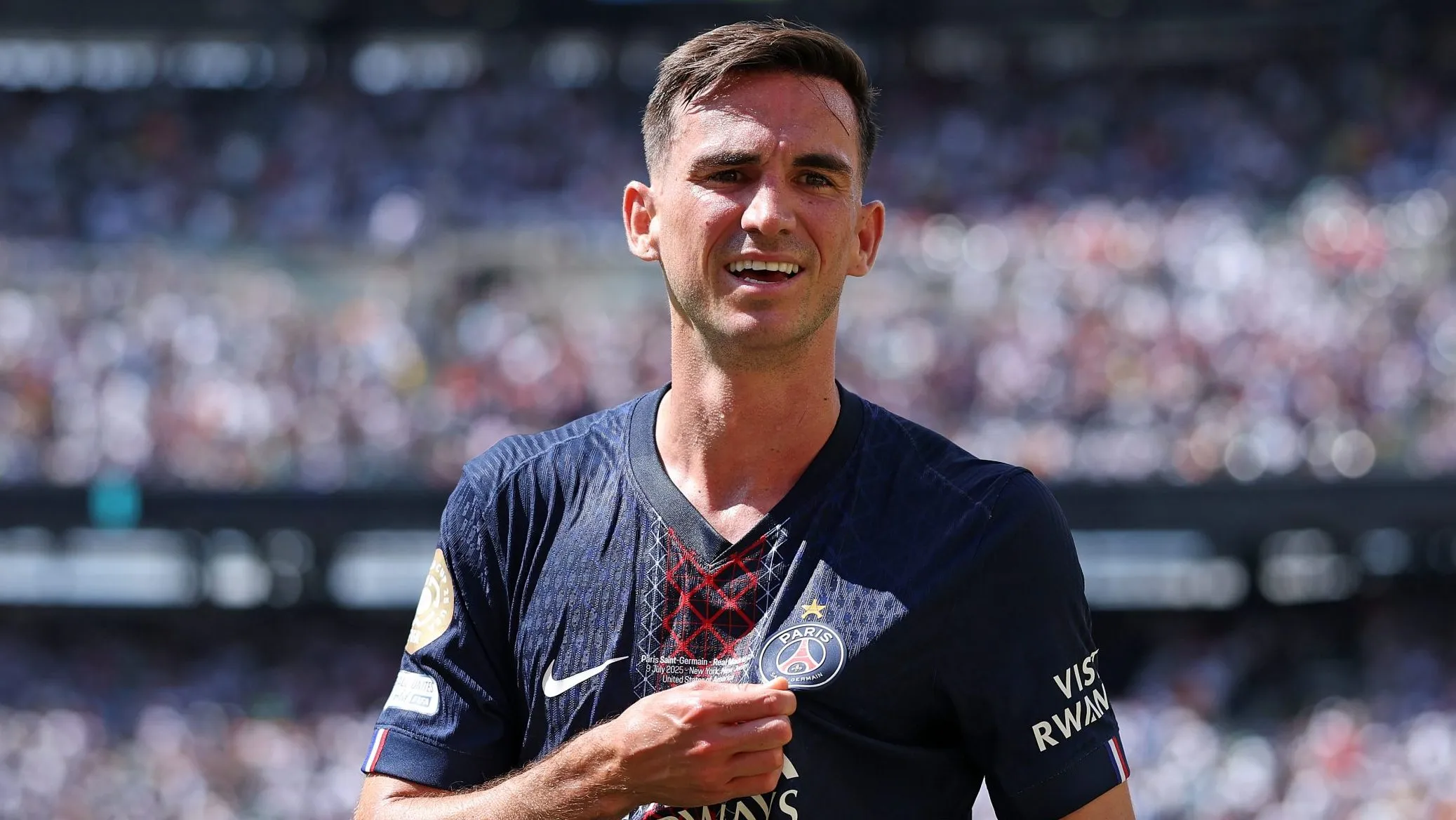 Fabián Ruíz, alvo do Real Madrid, em campo, com a camisa azul e vermelha
