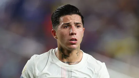 Com temperaturas acima dos 38 °C em algumas sedes, atletas como Enzo Fernandez relataram episódios de exaustão, enquanto treinadores criticaram os horários das partidas. (Photo by Francois Nel/Getty Images)
